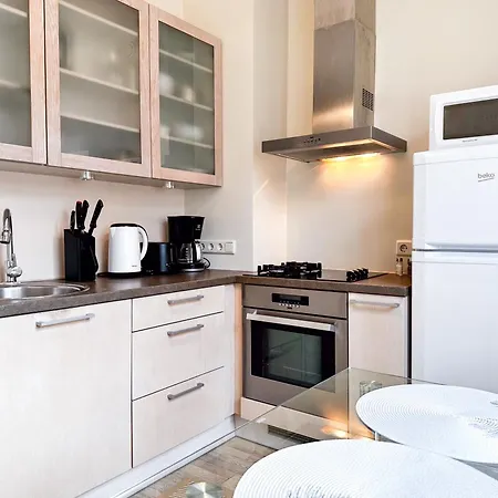 10 Min To Old Town - Free Parking - Work Station Apartment *